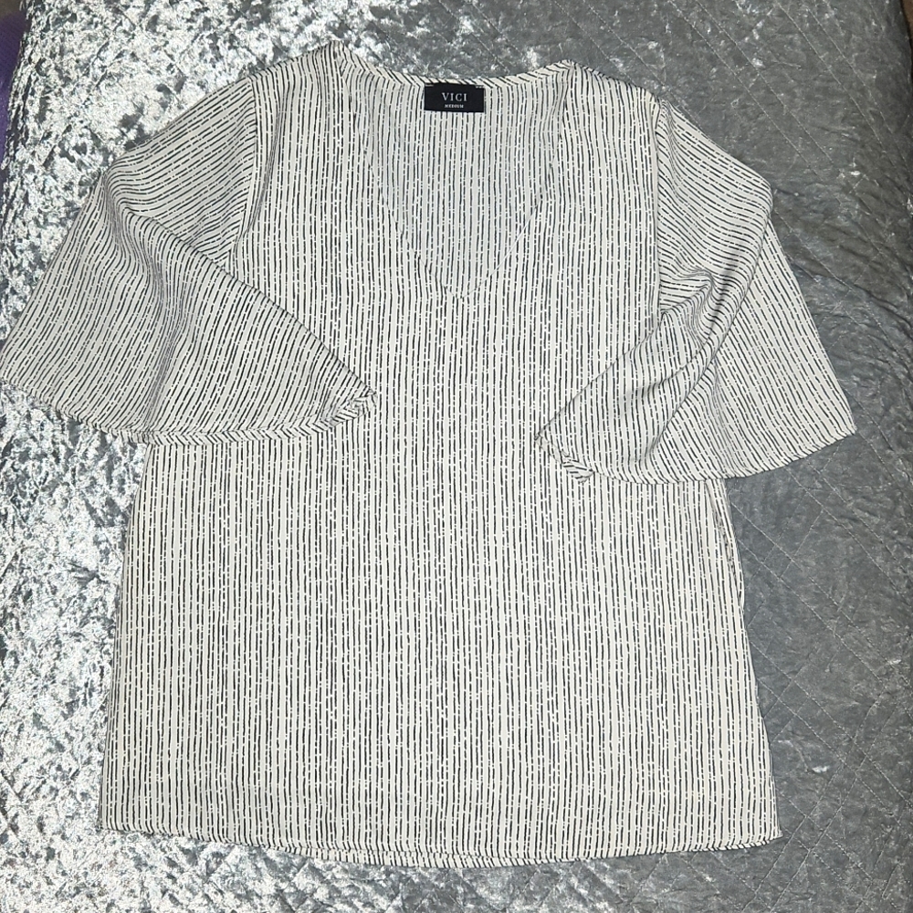 Vici Flutter Sleeve Off White and Black Blouse. Size Medium. Excellent condition